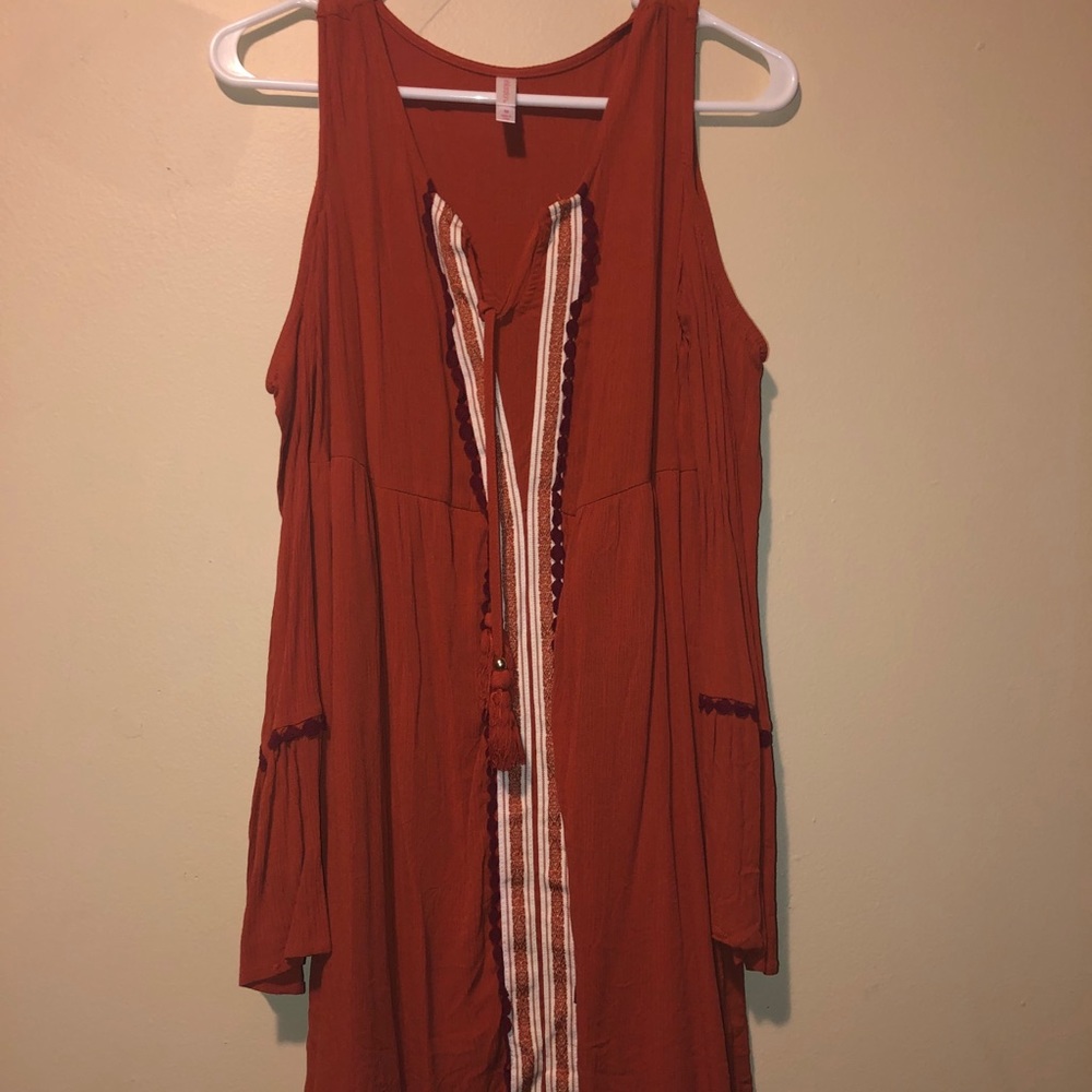 Knee length dress with shoulder-less sleeves